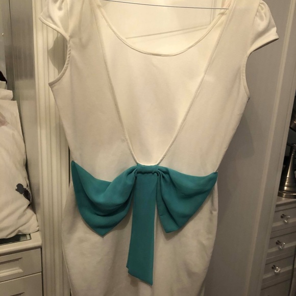 White dress with low back and bow details - Picture 2 of 2